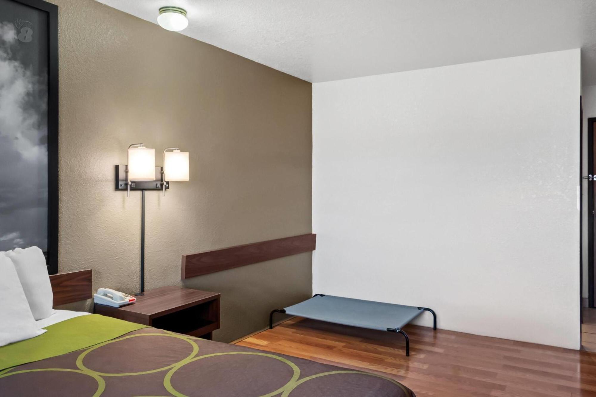 Super 8 By Wyndham Santa Rosa Hotel Exterior photo