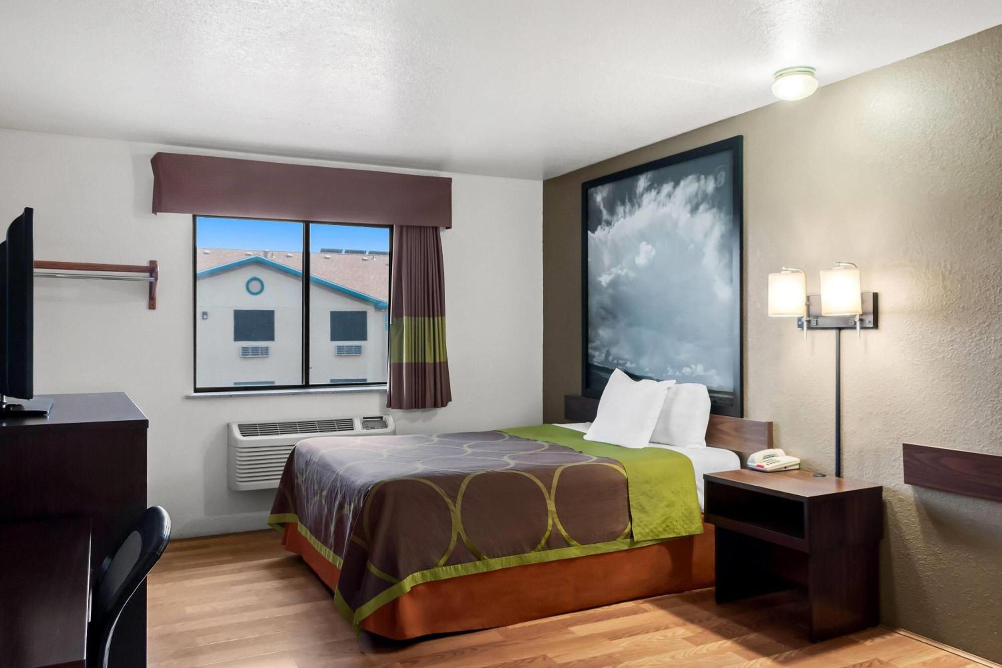 Super 8 By Wyndham Santa Rosa Hotel Exterior photo