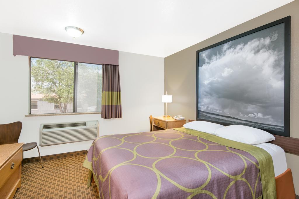 Super 8 By Wyndham Santa Rosa Hotel Exterior photo